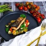 teplý šalát so špargľou a lososom