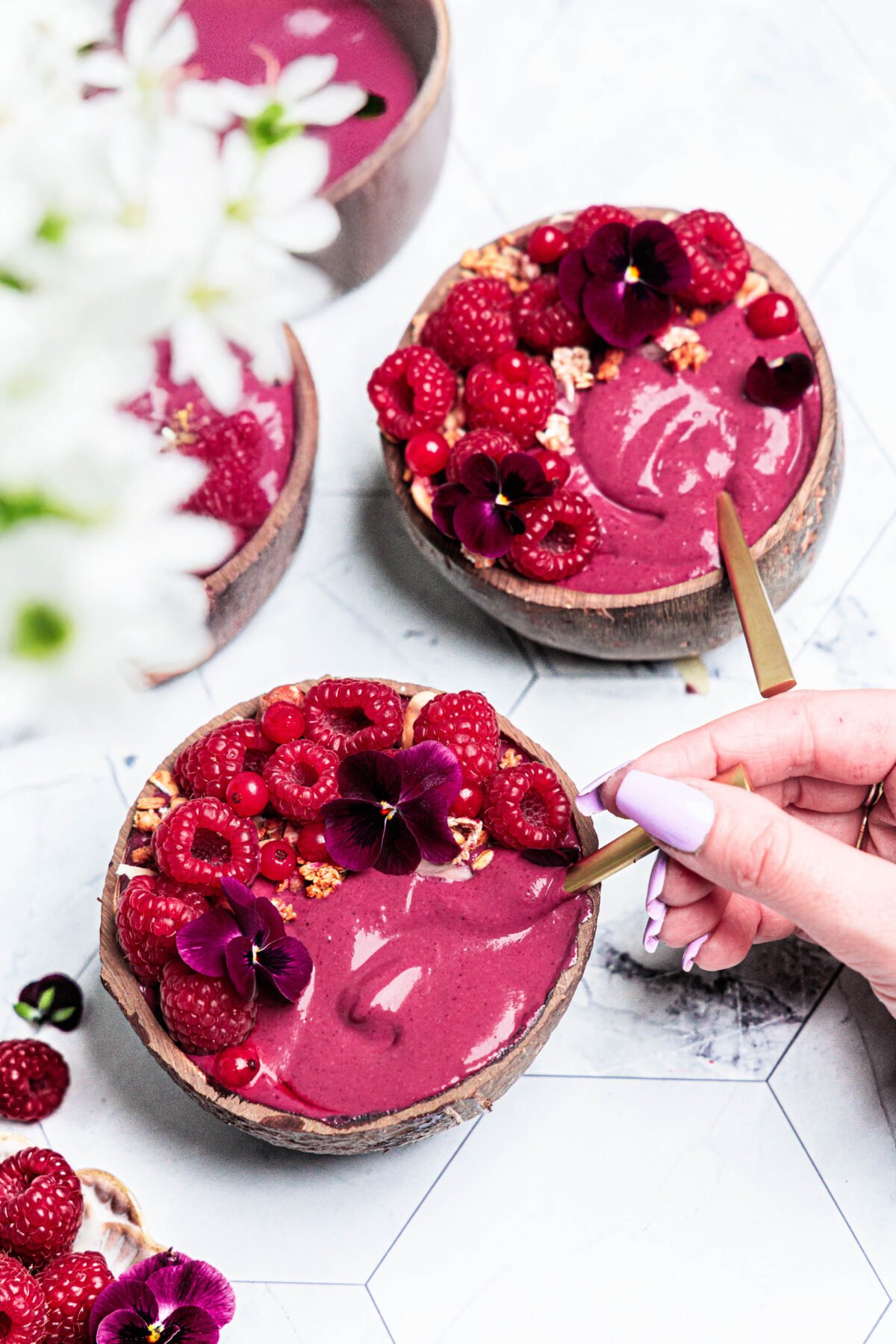 acai bowl a kvety a s rukami