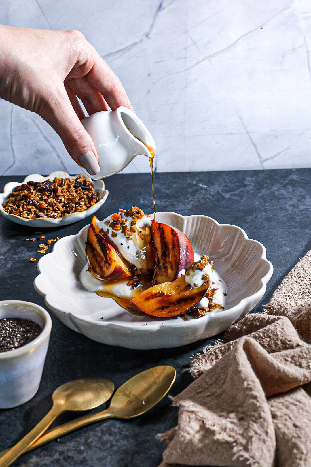 grilled peaches with yoghurt and granola