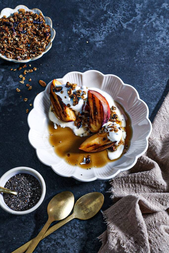 gegrillte pfirsiche mit jogurt und granola