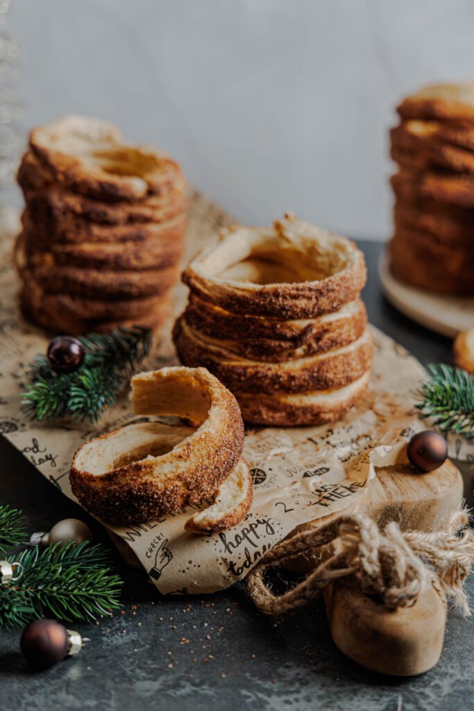 trdelnik na drevenej doske s vianočnými ozdobami