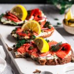 toast s údeným lososom