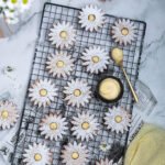 mandľové linecké koláčiky v tvare gerbery