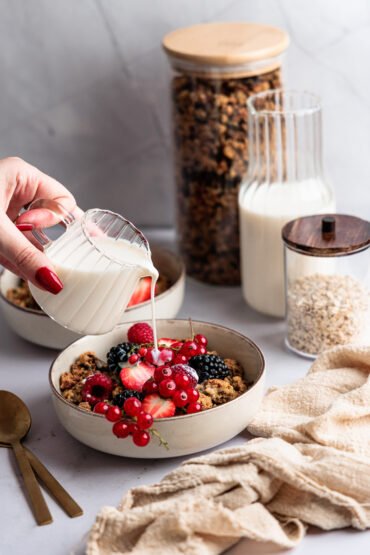 domáca pistáciová granola v miske s ovocím
