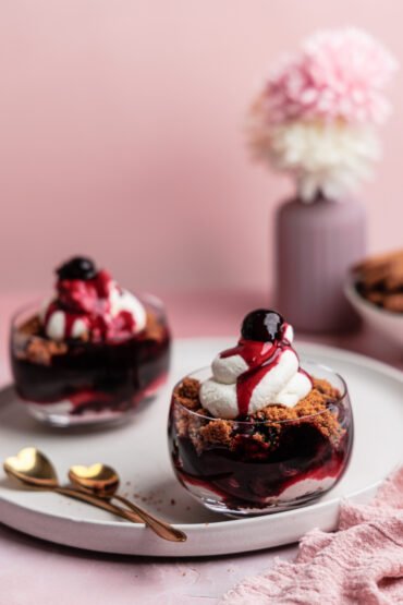 dezert v pohári s čerešňami