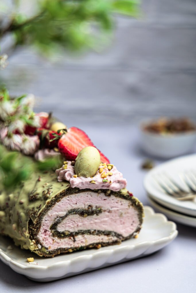 gluteinfreie pistazien-roulade mit erdbeercreme
