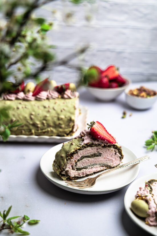 bezlepková pistáciová roláda s jahodovým krémom