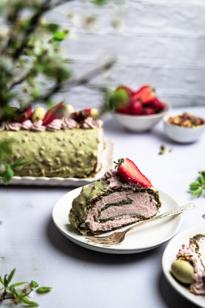 bezlepková pistáciová roláda s jahodovým krémom