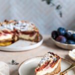 slivkový koláč s mascarpone a škoricovou mrveničkou